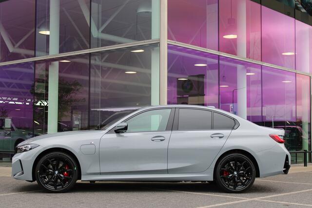 BMW 3-SERIE 330e M Sport Automaat / Schuif-kanteldak / Sportstoelen / Adaptieve LED / Parking Assistant Plus / Live Cockpit Professional / Stoelverwarming / Comfort Access