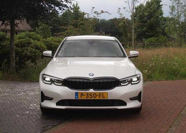 BMW 3-SERIE 320i Business Edition Plus | Camera | Apple Carplay | Leer | Cruise Control | Dealeronderhouden |