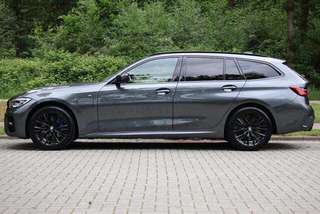 BMW 3-SERIE Touring 330e M-Sprotpakket, HUD, Pano, Elektrische trekhaak, Memorystoelen, Laserlicht, Harman Kardon, Adaptief Cruise Ctonrok, DAB Grootlichtassistent, Shadowline, Innovatiepakket, etc.