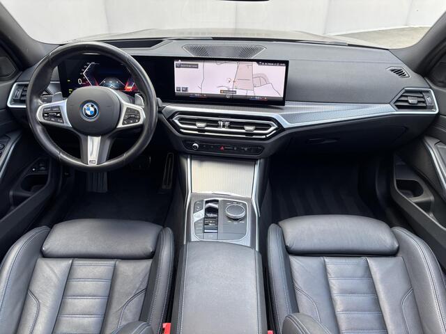 BMW 3-SERIE Touring 330e xDrive M-Sport PHEV / Shadow Line / Wide Screen / 1500kg Trekgewicht / M-pakket / Panorama dak / Parkeerassistent-pakket / 19" breedset LM wielen / Elektrische achterklep / Elektrische Stoelen / HUD / Apple Carplay/Android / Stoel Verwarming