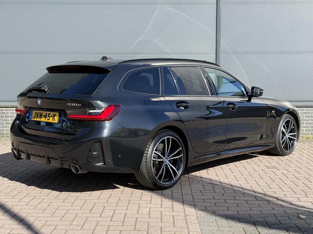 BMW 3-SERIE Touring 330e xDrive M-Sport PHEV / Shadow Line / Wide Screen / 1500kg Trekgewicht / M-pakket / Panorama dak / Parkeerassistent-pakket / 19" breedset LM wielen / Elektrische achterklep / Elektrische Stoelen / HUD / Apple Carplay/Android / Stoel Verwarming