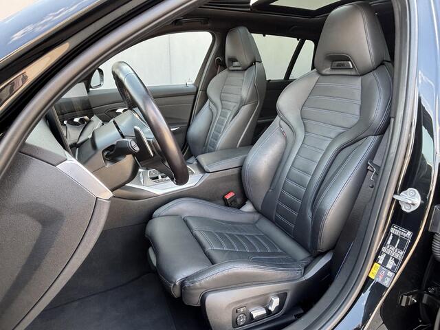 BMW 3-SERIE Touring 330e xDrive M-Sport PHEV / Shadow Line / Wide Screen / 1500kg Trekgewicht / M-pakket / Panorama dak / Parkeerassistent-pakket / 19" breedset LM wielen / Elektrische achterklep / Elektrische Stoelen / HUD / Apple Carplay/Android / Stoel Verwarming
