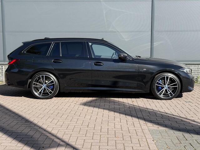 BMW 3-SERIE Touring 330e xDrive M-Sport PHEV / Shadow Line / Wide Screen / 1500kg Trekgewicht / M-pakket / Panorama dak / Parkeerassistent-pakket / 19" breedset LM wielen / Elektrische achterklep / Elektrische Stoelen / HUD / Apple Carplay/Android / Stoel Verwarming