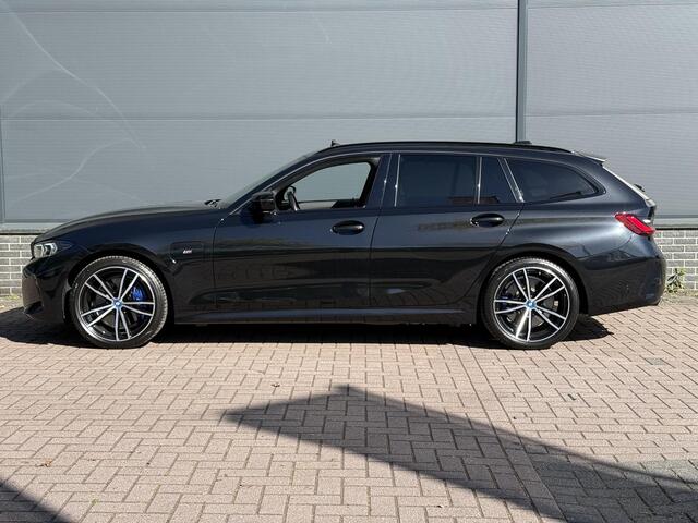 BMW 3-SERIE Touring 330e xDrive M-Sport PHEV / Shadow Line / Wide Screen / 1500kg Trekgewicht / M-pakket / Panorama dak / Parkeerassistent-pakket / 19" breedset LM wielen / Elektrische achterklep / Elektrische Stoelen / HUD / Apple Carplay/Android / Stoel Verwarming