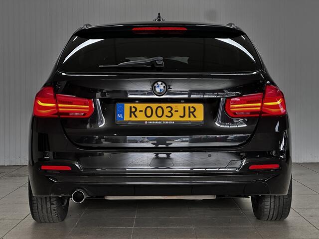 BMW 3-SERIE Touring 318i Executive Facelift!/ LED Koplampen + Mistl./ Camera/ LEER/ Elek. Kofferklep/ Bluetooth/ Stoelverw./ PDC V+A/ Navi/ Clima/ Cruise/ Armsteun/ Multi. LEDER. Stuur/ Chroom/ Dakrails.