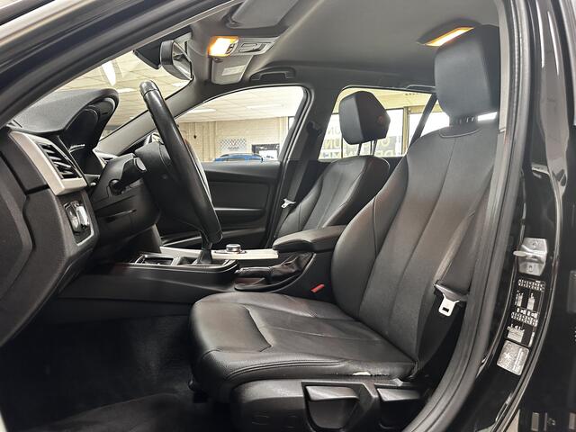 BMW 3-SERIE Touring 318i Executive Facelift!/ LED Koplampen + Mistl./ Camera/ LEER/ Elek. Kofferklep/ Bluetooth/ Stoelverw./ PDC V+A/ Navi/ Clima/ Cruise/ Armsteun/ Multi. LEDER. Stuur/ Chroom/ Dakrails.