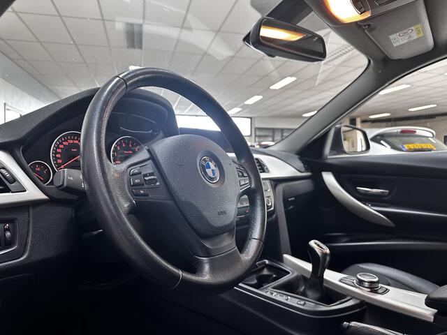 BMW 3-SERIE Touring 318i Executive Facelift!/ LED Koplampen + Mistl./ Camera/ LEER/ Elek. Kofferklep/ Bluetooth/ Stoelverw./ PDC V+A/ Navi/ Clima/ Cruise/ Armsteun/ Multi. LEDER. Stuur/ Chroom/ Dakrails.