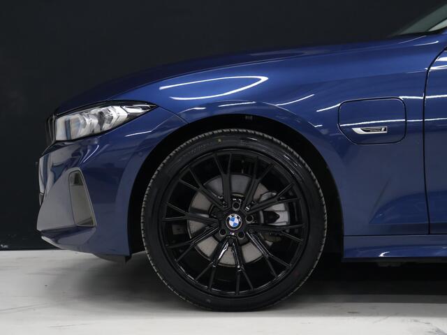 BMW 3-SERIE Touring 320e FACELIFT [TREKHAAK UITKLAPBAAR, SOH: 94%, APPLE CARPLAY, ELEKTRISCH VERSTELBARE STOELEN, CAMERA, PDC V+A, VOL LEDER, LED, CRUISE CONTROL, NIEUWSTAAT]