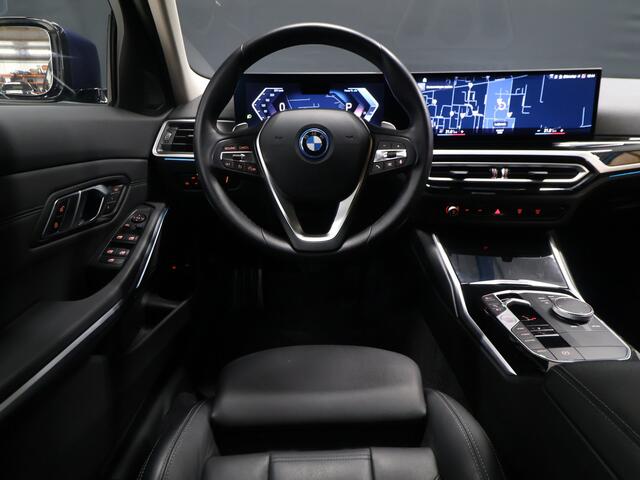 BMW 3-SERIE Touring 320e FACELIFT [TREKHAAK UITKLAPBAAR, SOH: 94%, APPLE CARPLAY, ELEKTRISCH VERSTELBARE STOELEN, CAMERA, PDC V+A, VOL LEDER, LED, CRUISE CONTROL, NIEUWSTAAT]