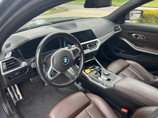 BMW 3-SERIE Touring 330i High Exe. M Sport / Panoramadak / Camera / Leder / CarPlay / 19'' / Sportstoelen / Stoelverwarming / DAB / Cruise Control / Getint glas