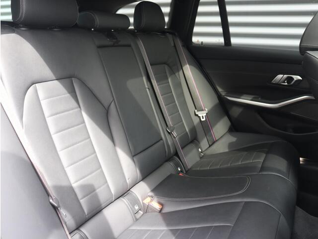 BMW 3-SERIE Touring 320i | High Executive | M Sportpakket | Panodak | Head-Up | Harman Kardon | Driving Assistant | Laserlight | Parking Pack | M-Performance | 19'' LMV