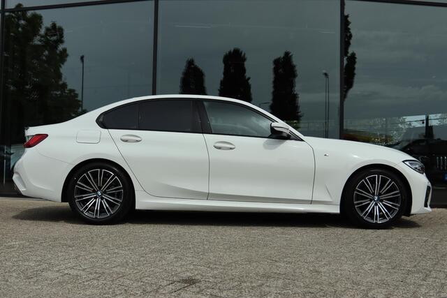 BMW 3-SERIE 320I EXECUTIVE EDITION M-SPORT | CARPLAY | HUD | NAVI | CRUISE | LED | STOELVERW. | AMBIENT LIGHT