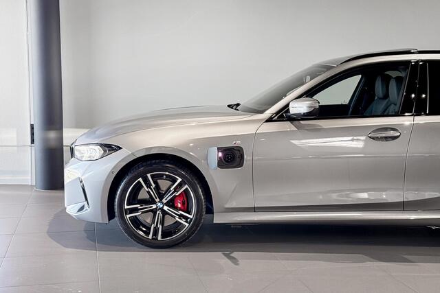 BMW 3-SERIE Touring 330e | M Sport Pro | Glazen Panoramadak | Stoelverwarming | Trekhaak |
