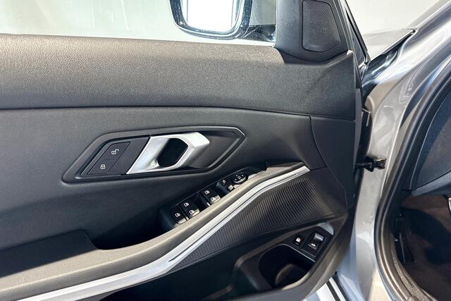 BMW 3-SERIE Touring 330e | M Sport Pro | Glazen Panoramadak | Stoelverwarming | Trekhaak |