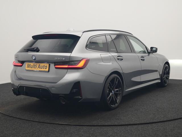 BMW 3-SERIE Touring 330e xDrive M Sport PHEV FACELIFT MODEL 293pk Dealer O.H. | Trekhaak Af Fabriek | Adaptive Cruise | Lederen Sportstoelen Verwarmd | Sfeerverlichting | Apple Carplay | 19"L.M & M Sportremmen | Stuur Verwarmd | Hifi Audio | Adaptive LED | DAB | Plug