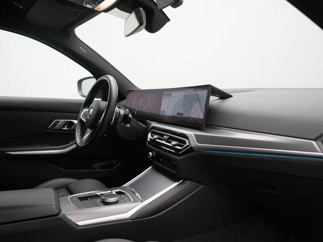 BMW 3-SERIE Touring 330e xDrive M Sport PHEV FACELIFT MODEL 293pk Dealer O.H. | Trekhaak Af Fabriek | Adaptive Cruise | Lederen Sportstoelen Verwarmd | Sfeerverlichting | Apple Carplay | 19"L.M & M Sportremmen | Stuur Verwarmd | Hifi Audio | Adaptive LED | DAB | Plug