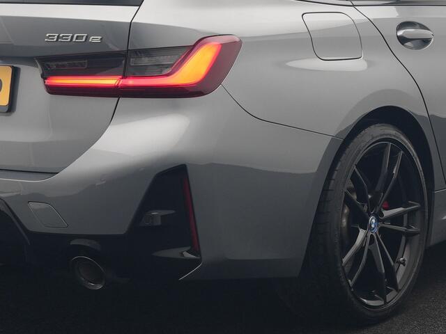 BMW 3-SERIE Touring 330e xDrive M Sport PHEV FACELIFT MODEL 293pk Dealer O.H. | Trekhaak Af Fabriek | Adaptive Cruise | Lederen Sportstoelen Verwarmd | Sfeerverlichting | Apple Carplay | 19"L.M & M Sportremmen | Stuur Verwarmd | Hifi Audio | Adaptive LED | DAB | Plug