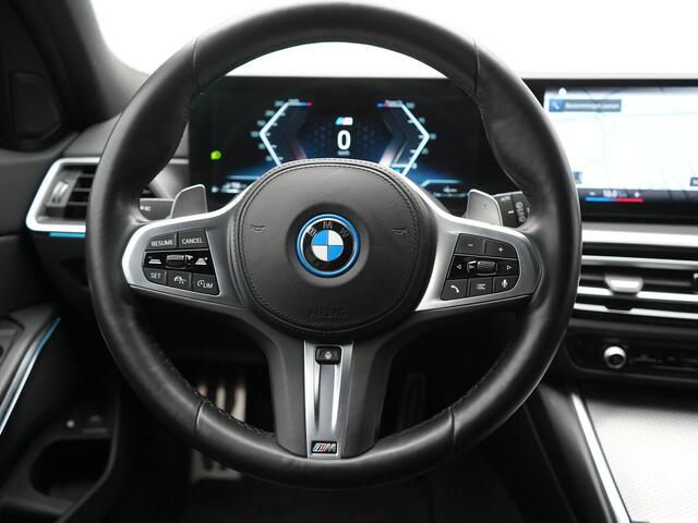 BMW 3-SERIE Touring 330e xDrive M Sport PHEV FACELIFT MODEL 293pk Dealer O.H. | Trekhaak Af Fabriek | Adaptive Cruise | Lederen Sportstoelen Verwarmd | Sfeerverlichting | Apple Carplay | 19"L.M & M Sportremmen | Stuur Verwarmd | Hifi Audio | Adaptive LED | DAB | Plug