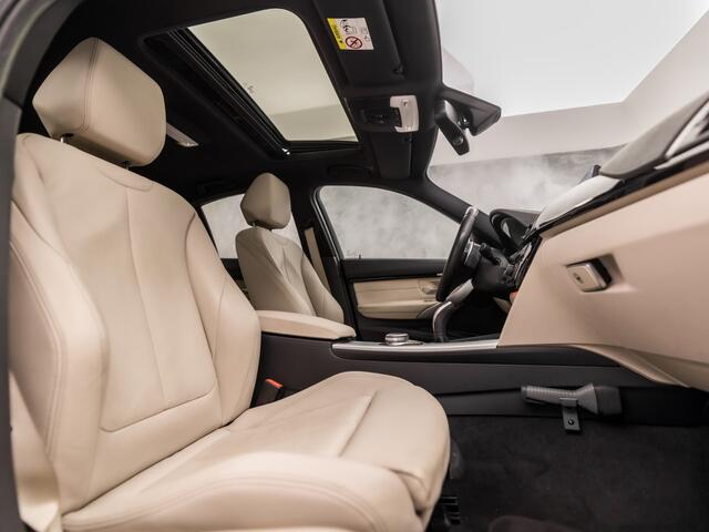BMW 3-SERIE 320i M Sport Shadow 184Pk Automaat (SCHUIFDAK, M PAKKET, GROOT NAVI, DEALER ONDERHOUDEN, SPORTSTOELEN, STOELVERWARMING, GETINT GLAS, SPORT AUTOMAAT, NIEUWSTAAT)