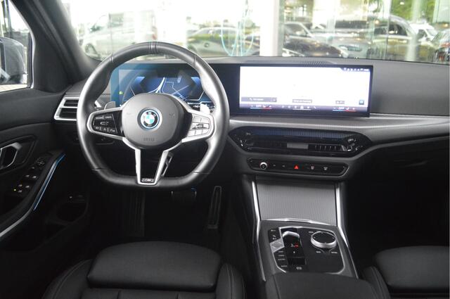 BMW 3-SERIE Touring 330e M Sport Automaat / Trekhaak / Sportstoelen / Comfort Access / Achteruitrijcamera / Stoelverwarming
