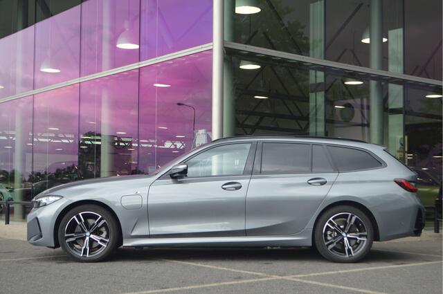 BMW 3-SERIE Touring 330e M Sport Automaat / Trekhaak / Sportstoelen / Comfort Access / Achteruitrijcamera / Stoelverwarming