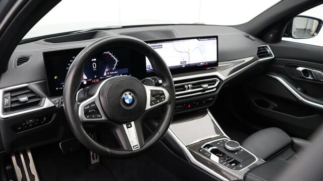 BMW 3-SERIE Touring 330i M-Sport Pro | Harman/Kardon | Panoramadak | Standkachel | Head-Up | Trekhaak | Carbon