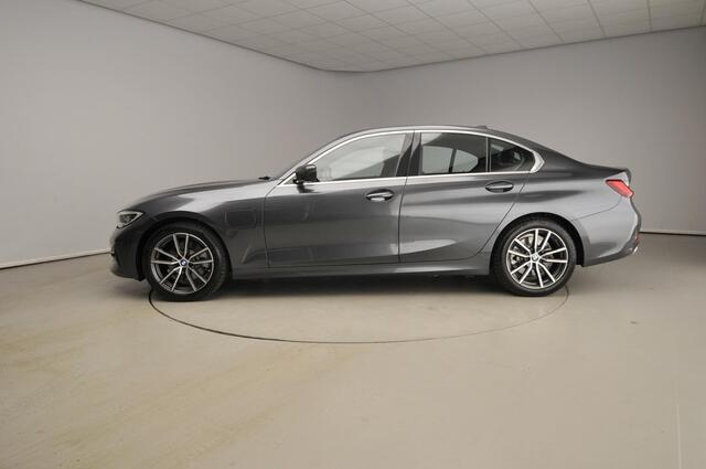 BMW 3-SERIE Sedan 320e | Laserlicht | Leder | Navigatie | Active cruise | Trekhaak | Sportstoelen | Stoelverwarming | DAB | Hifi speakers | Alu 18 inch