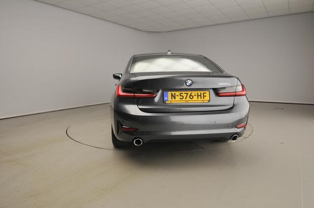 BMW 3-SERIE Sedan 320e | Laserlicht | Leder | Navigatie | Active cruise | Trekhaak | Sportstoelen | Stoelverwarming | DAB | Hifi speakers | Alu 18 inch