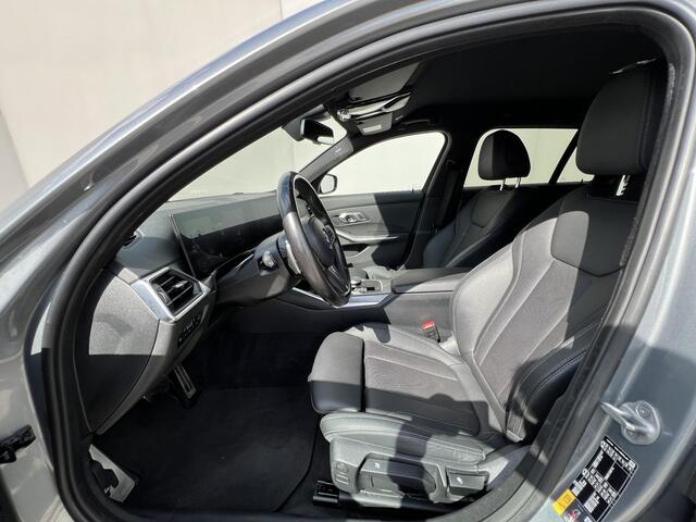 BMW 3-SERIE Touring 330e xDrive 292 pk / Dealer onderhouden / Accu SoH 92 % / M-Sport / XDrive / Elektrische trekhaak 1.500 kg / Leer / Elektrische klep / Apple Carplay Android / 19" LM wielen / 17" Winterwielen set inclusief /