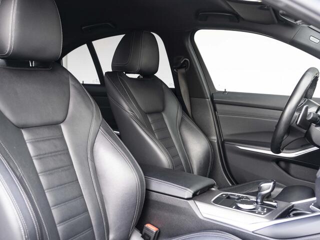 BMW 3-SERIE Sedan 318i | High Executive | M Sportpakket | 19 inch | Parking Pack | HiFi | Sportstoelen | Stoelverwarming | Achteruitrijcamera