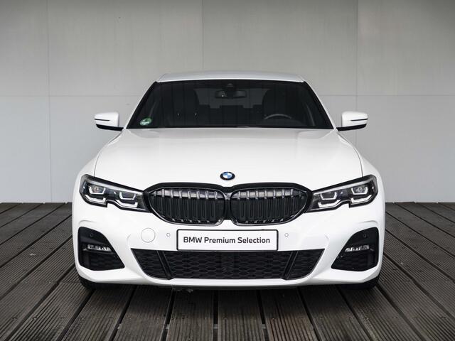 BMW 3-SERIE Sedan 318i | High Executive | M Sportpakket | 19 inch | Parking Pack | HiFi | Sportstoelen | Stoelverwarming | Achteruitrijcamera