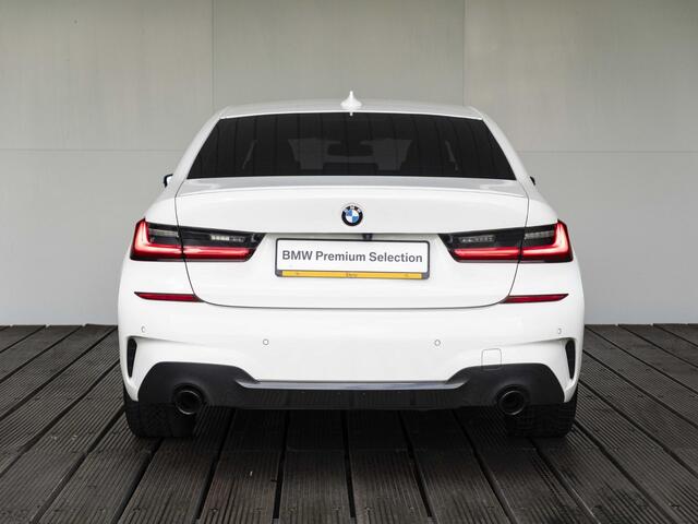 BMW 3-SERIE Sedan 318i | High Executive | M Sportpakket | 19 inch | Parking Pack | HiFi | Sportstoelen | Stoelverwarming | Achteruitrijcamera