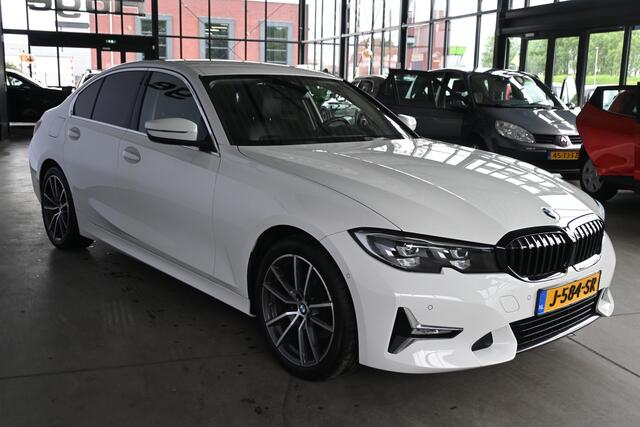 BMW 3-SERIE 320i High Executive Automaat Navigatie LED Carplay Stoelverwarming Dealer Onderhouden! Inruil Mogelijk!