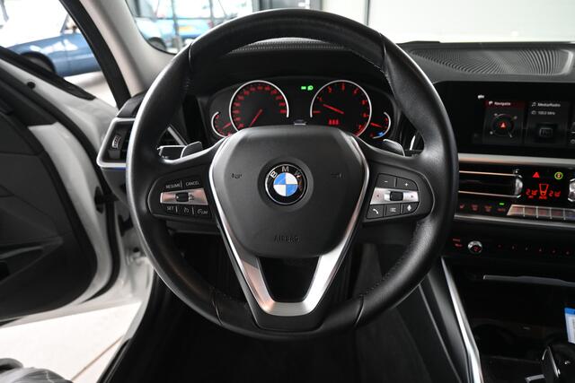 BMW 3-SERIE 320i High Executive Automaat Navigatie LED Carplay Stoelverwarming Dealer Onderhouden! Inruil Mogelijk!
