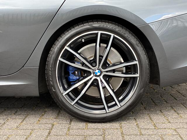 BMW 3-SERIE Sedan 320i High Executive M Sport Pakket Automaat / Live Cockpit Professional / Leder / 19 Inch / Head-Up Display / Adaptive Cruise Control / Hifi / Shadow Line / M Sportremsysteem / Achteruitrijcamera