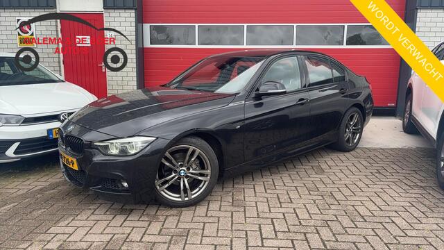 BMW 3-SERIE 318i M Sport Edition M-PAKKET / BLACK OPTIC / FULL LED / LEDER / STOELVERW / GR NAVI / CLIMA / PDC / BLUETOOTH / CRUISE / NL-AUTO