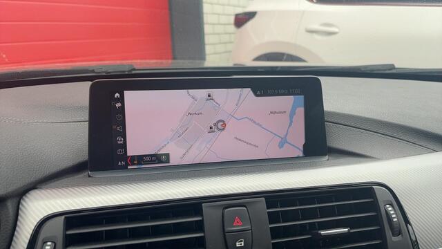 BMW 3-SERIE 318i M Sport Edition M-PAKKET / BLACK OPTIC / FULL LED / LEDER / STOELVERW / GR NAVI / CLIMA / PDC / BLUETOOTH / CRUISE / NL-AUTO
