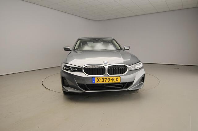 BMW 3-SERIE Sedan 320e | LED | Leder | Navigatie | Sportstoelen | Clima | PDC | DAB | Alu 17 inch