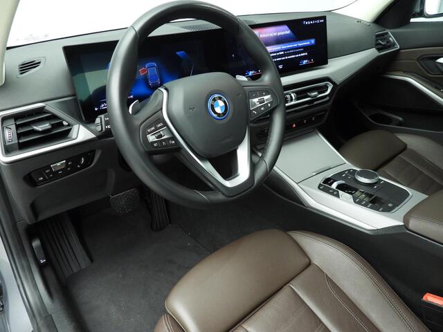 BMW 3-SERIE Sedan 320e | LED | Leder | Navigatie | Sportstoelen | Clima | PDC | DAB | Alu 17 inch