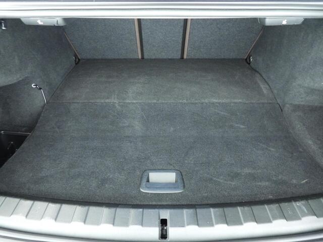BMW 3-SERIE Sedan 320e | LED | Leder | Navigatie | Sportstoelen | Clima | PDC | DAB | Alu 17 inch
