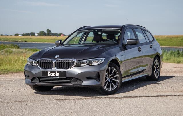BMW 3-SERIE Touring 320e LED / DEALER ONDERHOUDEN / STOELVERWARMING / CAMERA / CARPLAY