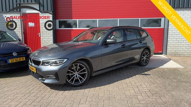 BMW 3-SERIE Touring 320i High Executive Edition AUTOMAAT / TREKHAAK / SFEER / BLACK OPTIC / STOELVERW / CARPLAY / LEDER / VIRTUAL / NL-AUTO