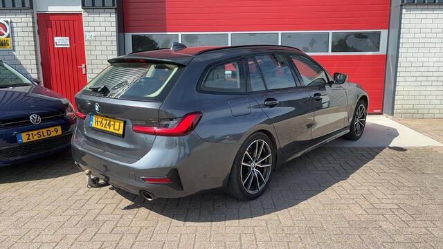 BMW 3-SERIE Touring 320i High Executive Edition AUTOMAAT / TREKHAAK / SFEER / BLACK OPTIC / STOELVERW / CARPLAY / LEDER / VIRTUAL / NL-AUTO