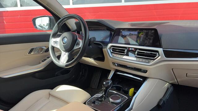 BMW 3-SERIE Touring 320i High Executive Edition AUTOMAAT / TREKHAAK / SFEER / BLACK OPTIC / STOELVERW / CARPLAY / LEDER / VIRTUAL / NL-AUTO