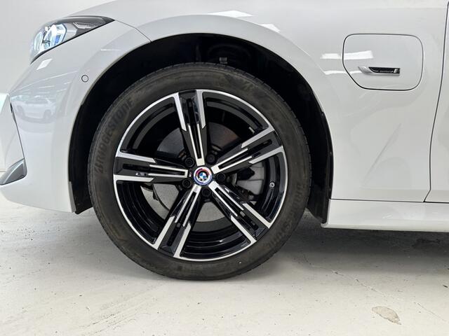 BMW 3-SERIE Touring 330e xDrive | Cognac bekleding | Panoramadak | Head-up-D