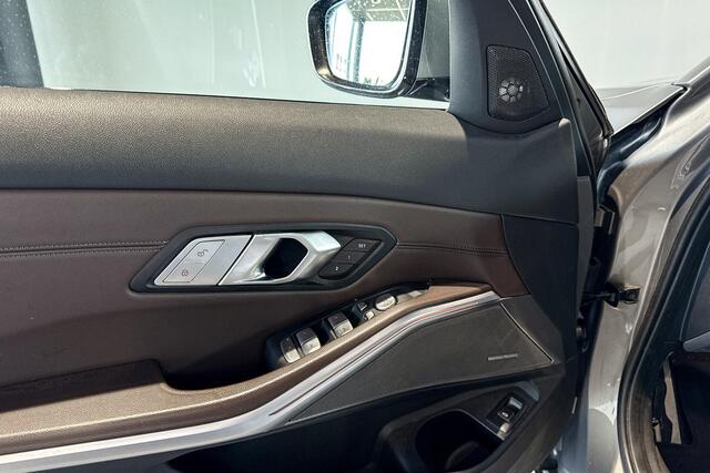 BMW 3-SERIE Touring M340i xDrive | Glazen Panoramadak | Harman Kardon | Stoelverwarming | Head-Up Display | Trekhaak |