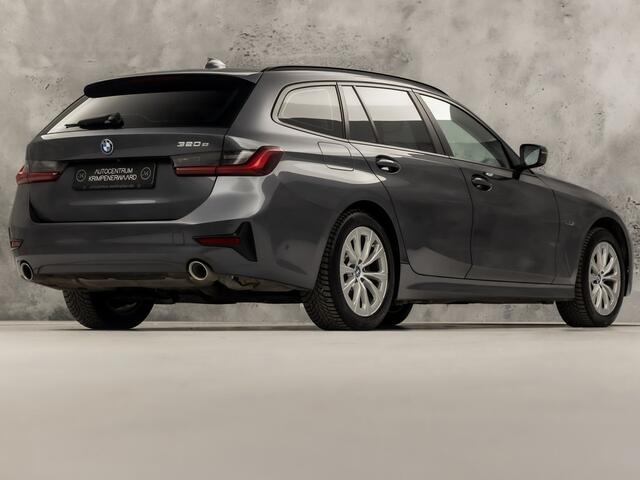 BMW 3-SERIE Touring 320e High Executive 204Pk Automaat (APPLE CARPLAY, DEALER ONDERHOUDEN, GROOT NAVI, CAMERA, LEDER, SPORTSTOELEN, GETINT GLAS, ELEK ACHTERKLEP, NIEUWSTAAT)