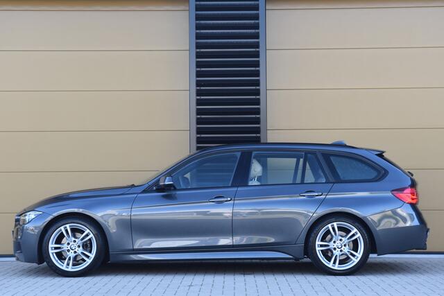 BMW 3-SERIE Touring 318i M Sport Corporate Lease * M-Pakket * Achteruitrijcamera * Trekhaak * Lichtpakket *