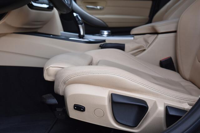 BMW 3-SERIE Touring 318i M Sport Corporate Lease * M-Pakket * Achteruitrijcamera * Trekhaak * Lichtpakket *