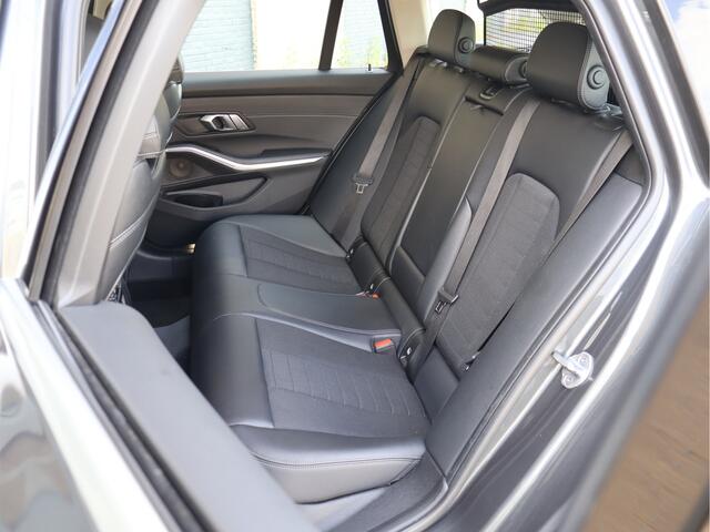 BMW 3-SERIE Touring 320i Sportline Keyless | Camera | Carplay | M Sport stuurwiel | Sfeerverlichting